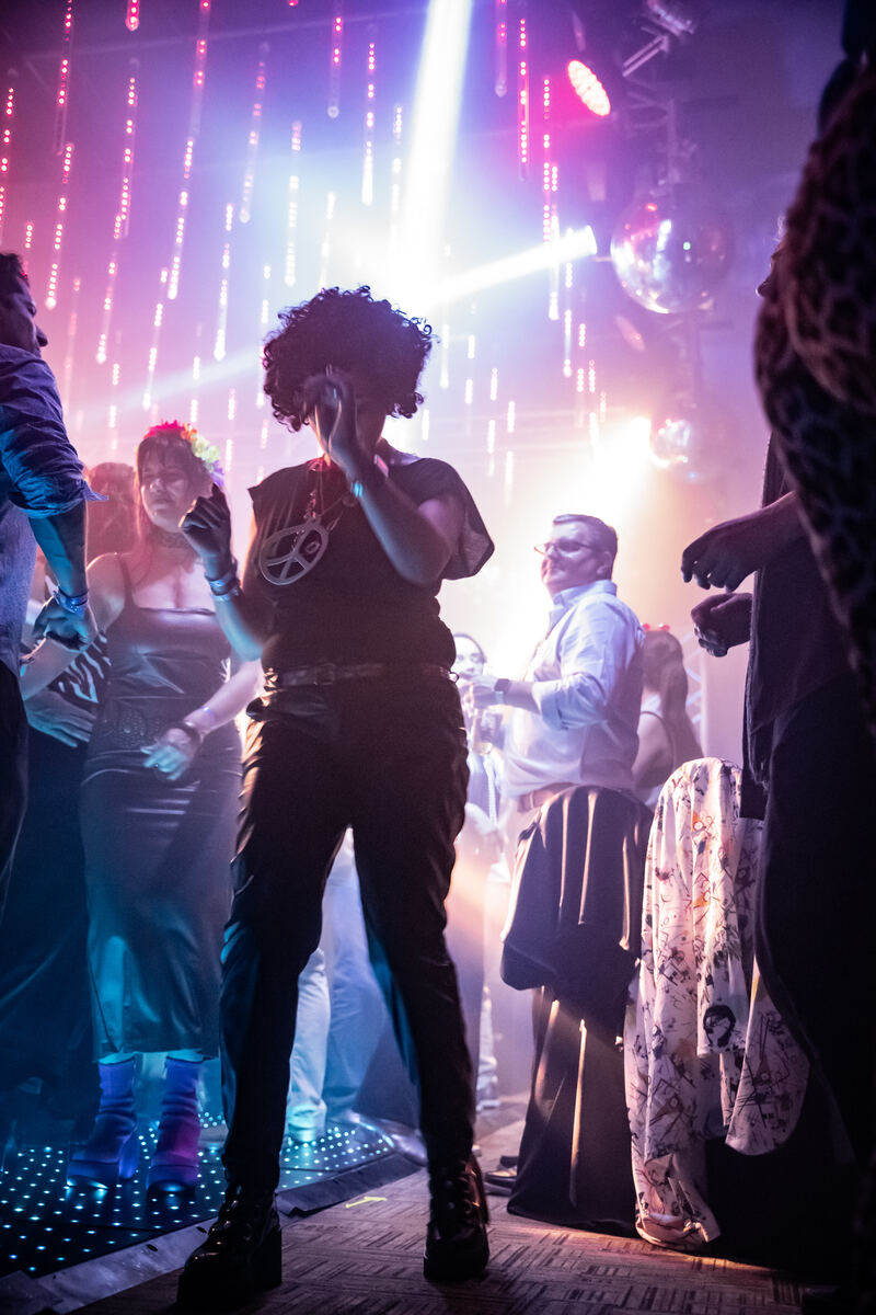 Dancers con bolas disco · Noche de los Clásicos